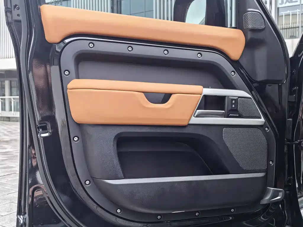 Land Rover Defender 2024