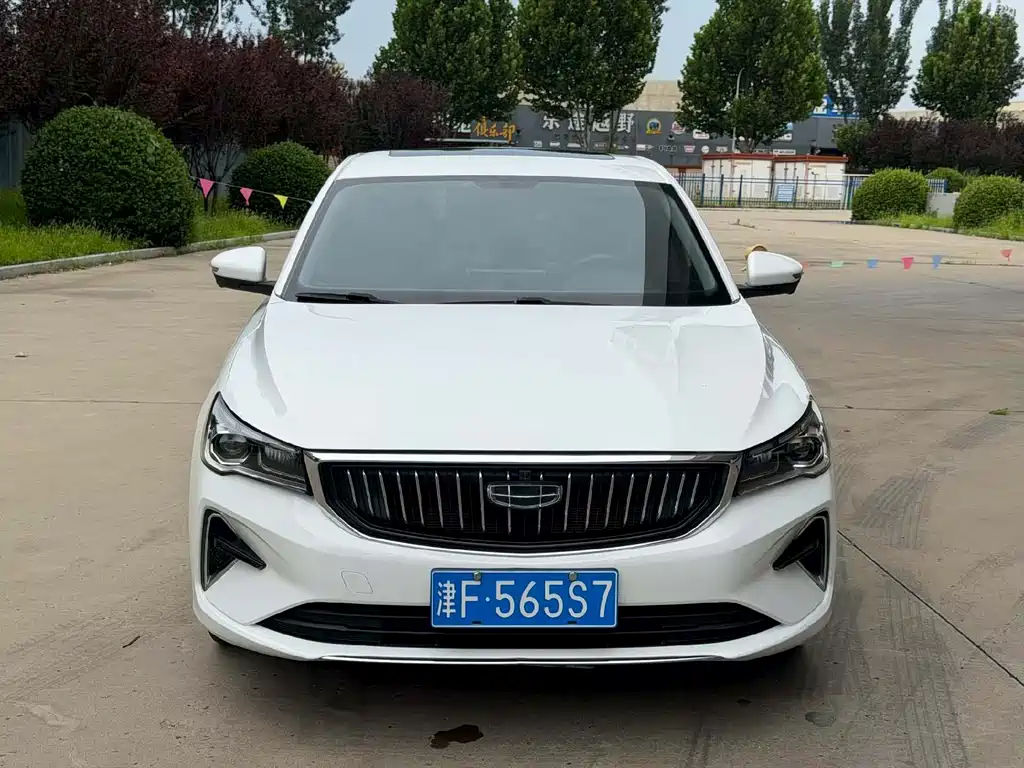 Geely Emgrand 2022