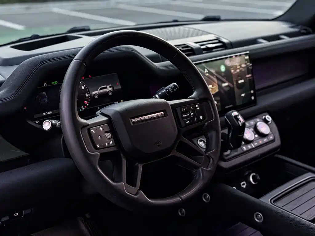 Land Rover Defender 2023 — фото 16