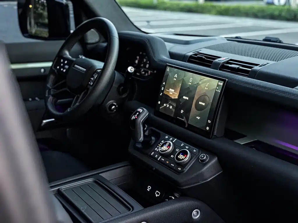 Land Rover Defender 2023 — фото 15