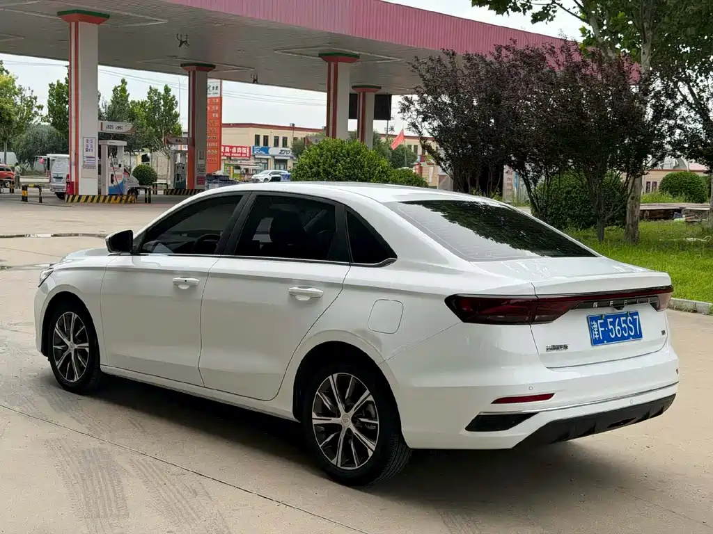 Geely Emgrand 2022