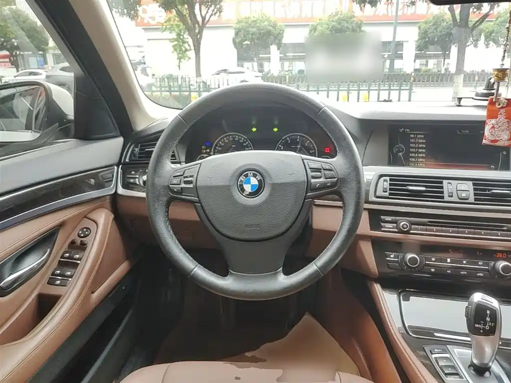 BMW 5 Series 2016 — фото 11