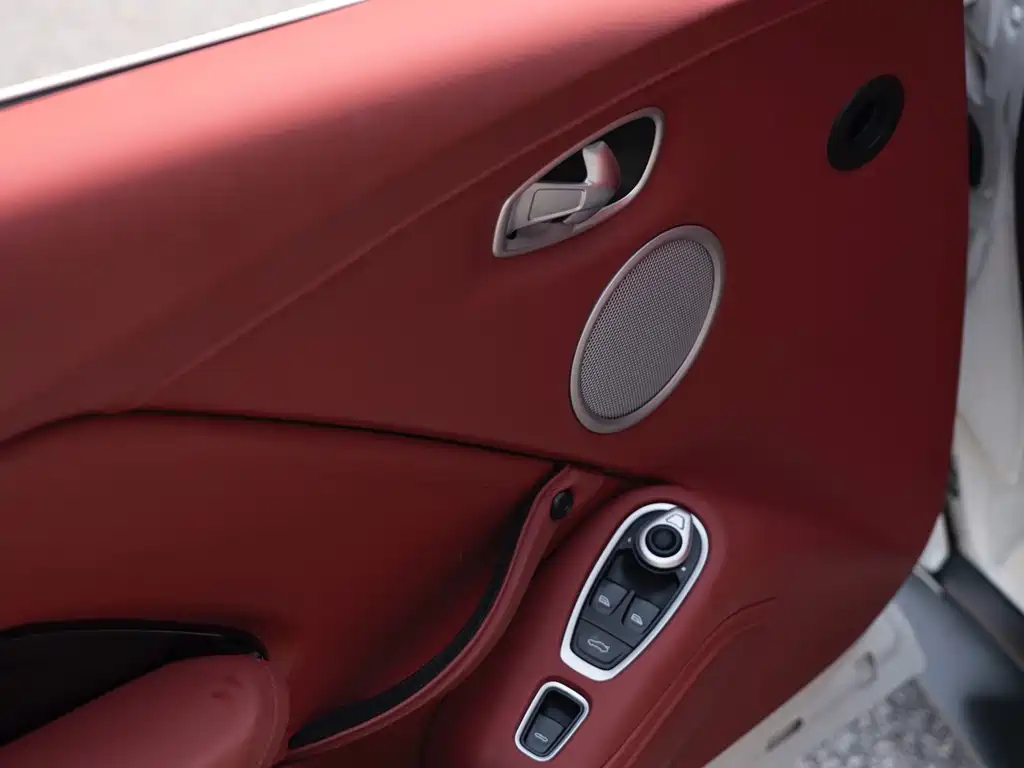 Aston Martin V8 Vantage 2022 — фото 14