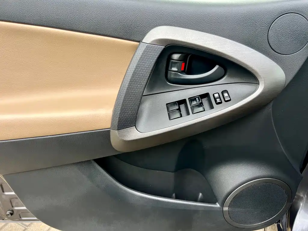 Toyota RAV4 2012 — фото 15