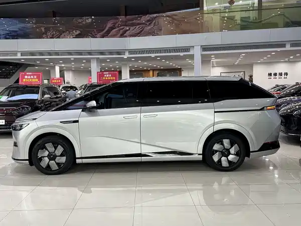 XPeng X9 2025