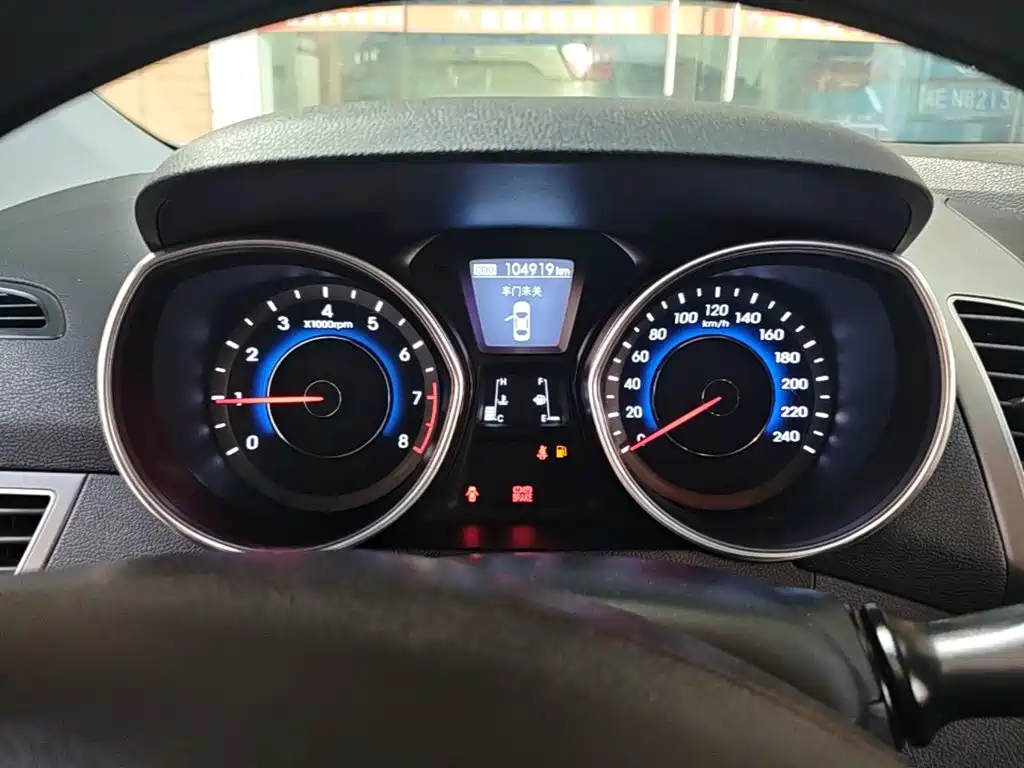 Hyundai Elantra 2015 — фото 12