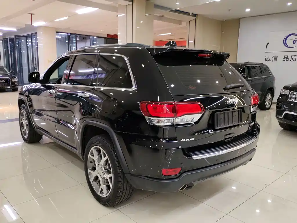 Jeep Grand Cherokee 2020 — фото 17