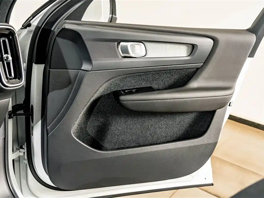 Volvo XC40 2025 — фото 15