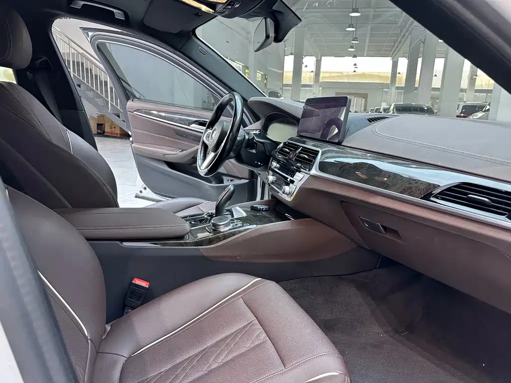 BMW 5 Series 2021 — фото 11