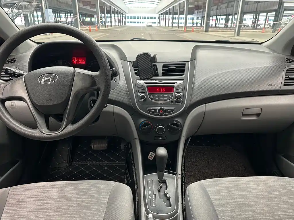 Hyundai Verna 2014 — фото 13