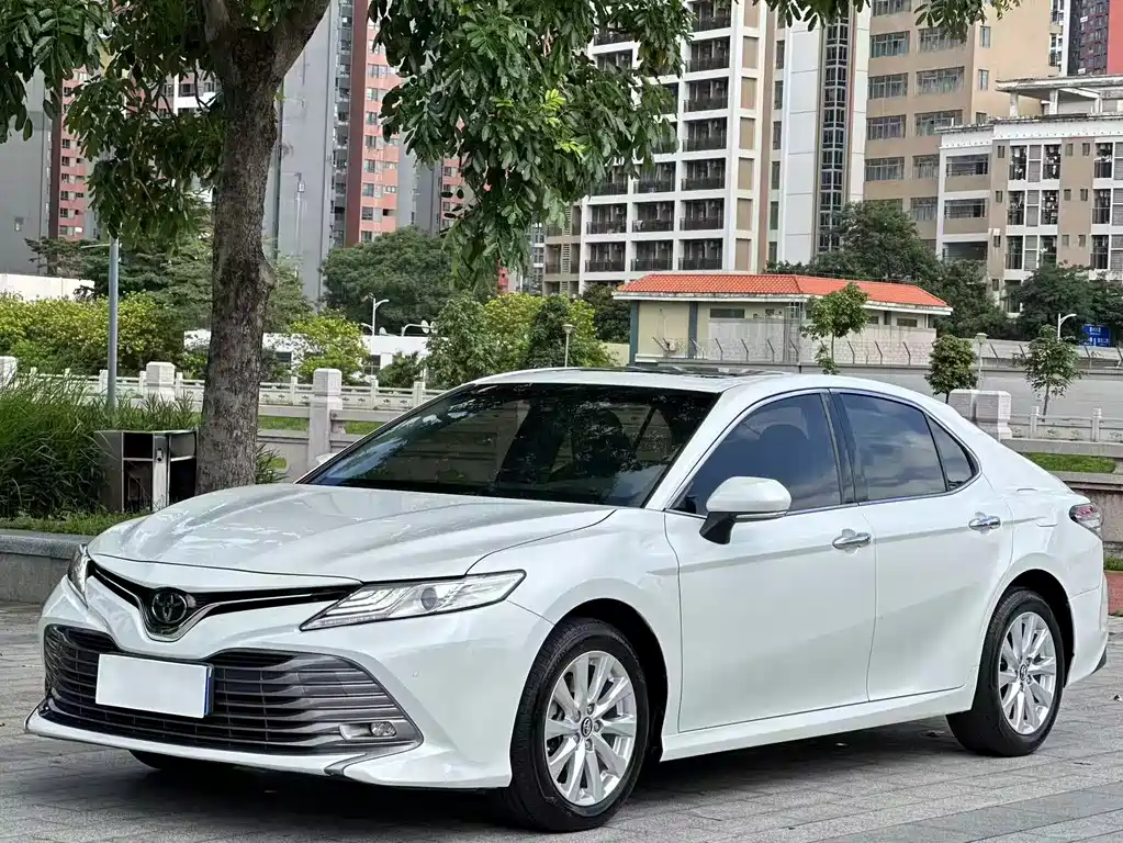 Toyota Camry 2020 — фото 1