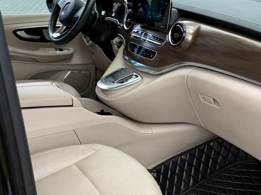 Mercedes-Benz V-Class 2022 — фото 31