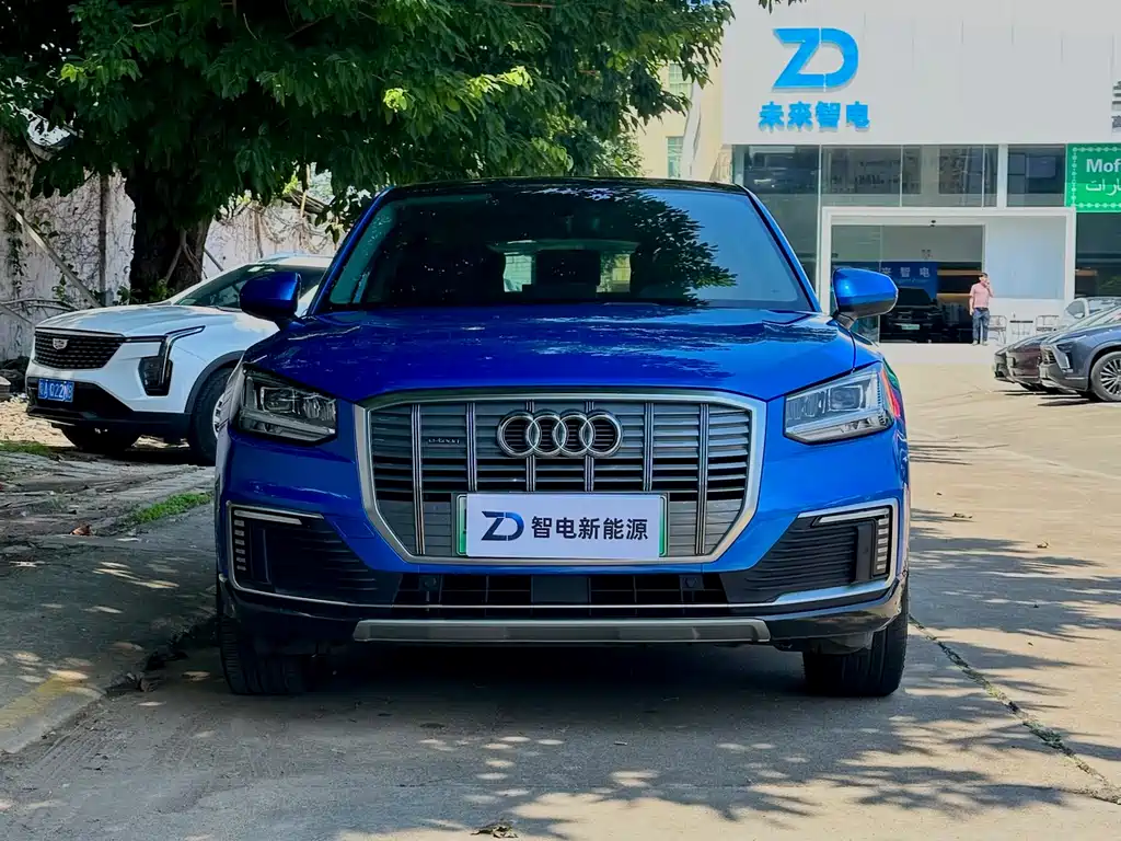 Audi Q2L e-tron 2019 — фото 2