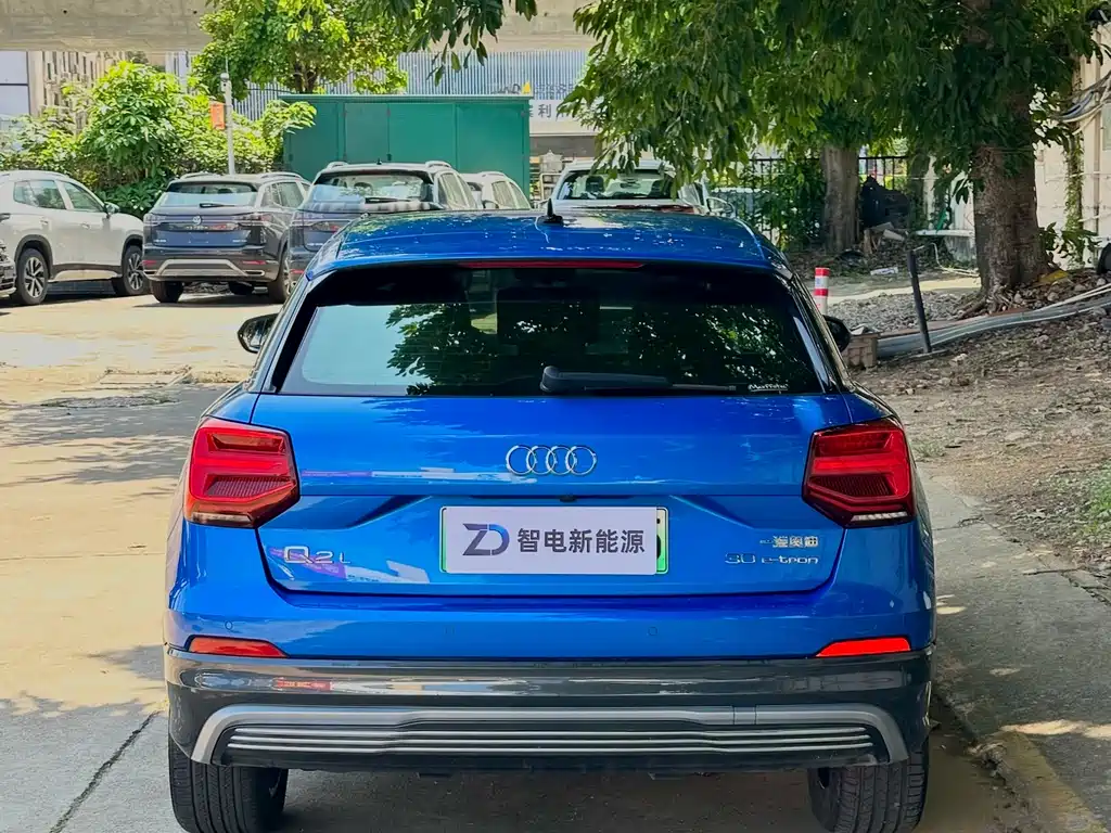 Audi Q2L e-tron 2019 — фото 4