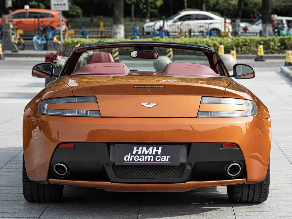 Aston Martin V8 Vantage 2020 — фото 12