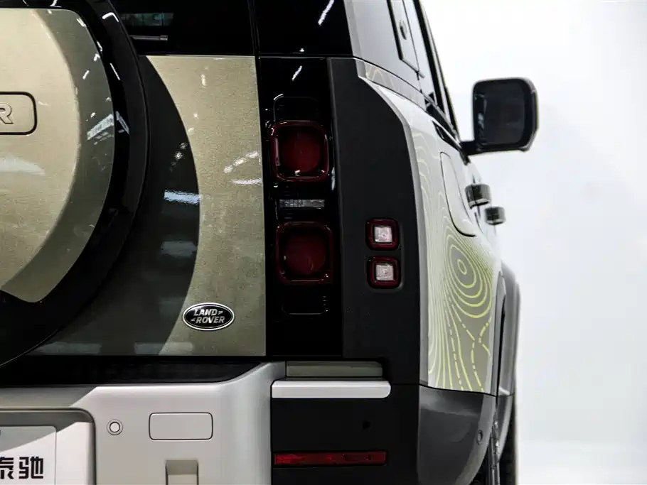 Land Rover Defender 2023 — фото 10