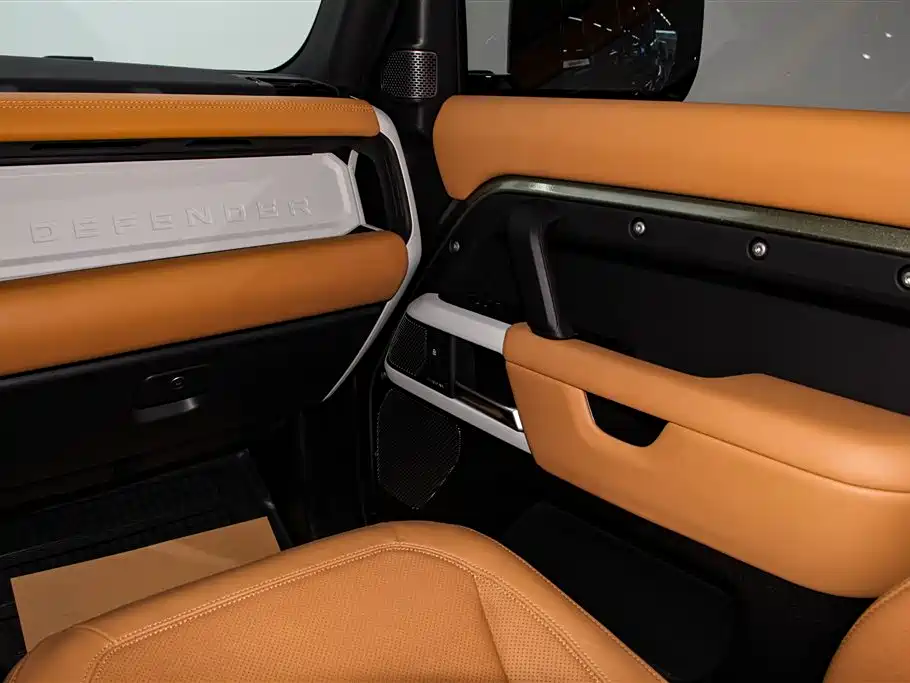 Land Rover Defender 2023 — фото 23