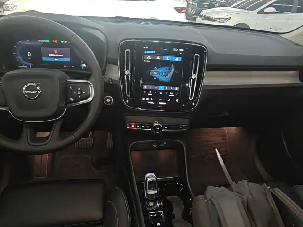 Volvo XC40 2025 — фото 13