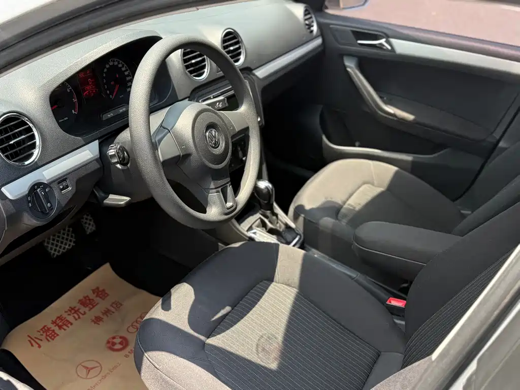 Volkswagen Jetta 2015 — фото 10