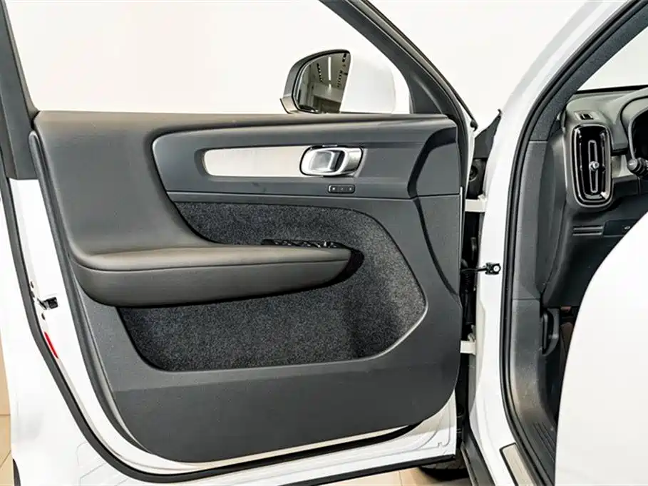 Volvo XC40 2025 — фото 16