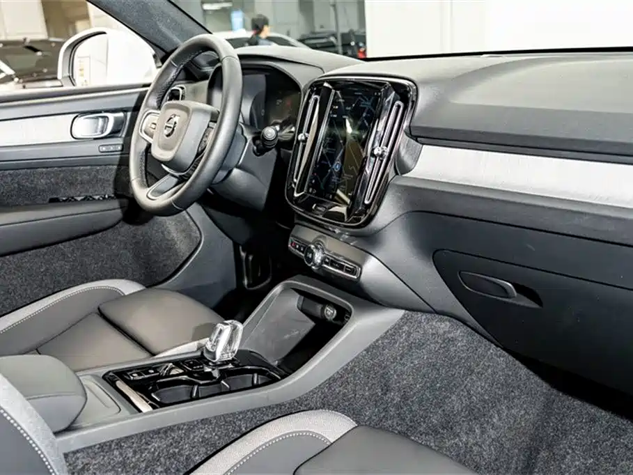 Volvo XC40 2025 — фото 17