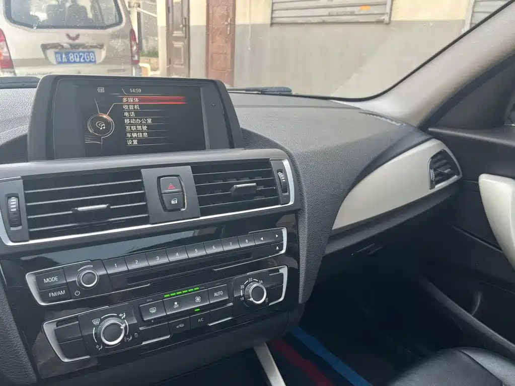 BMW 1 Series 2018 — фото 11