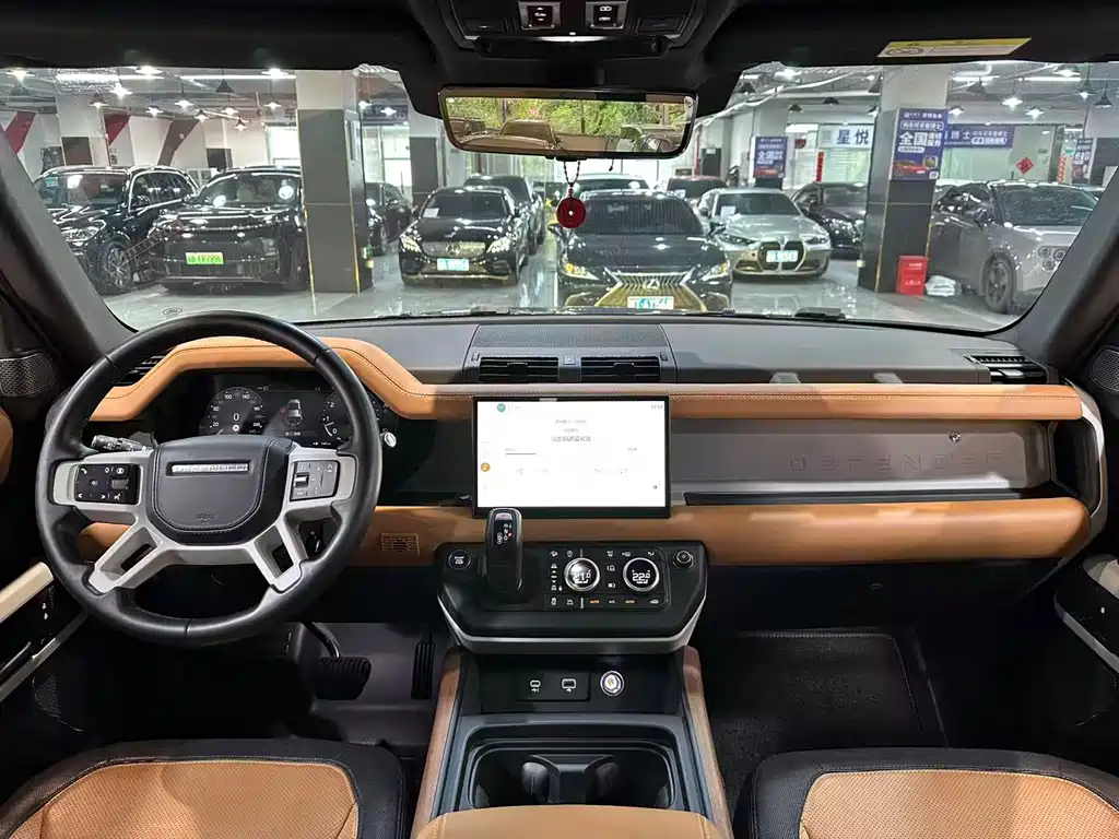 Land Rover Defender 2023 — фото 12