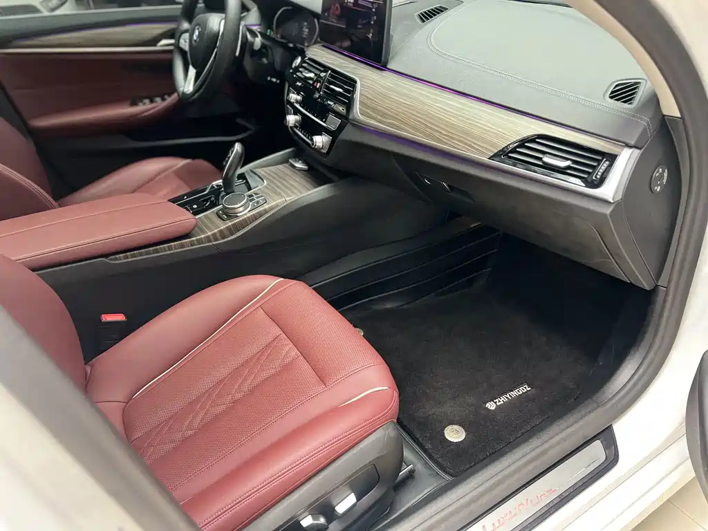 BMW 5 Series 2021 — фото 10