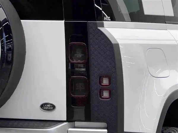 Land Rover Defender 2026