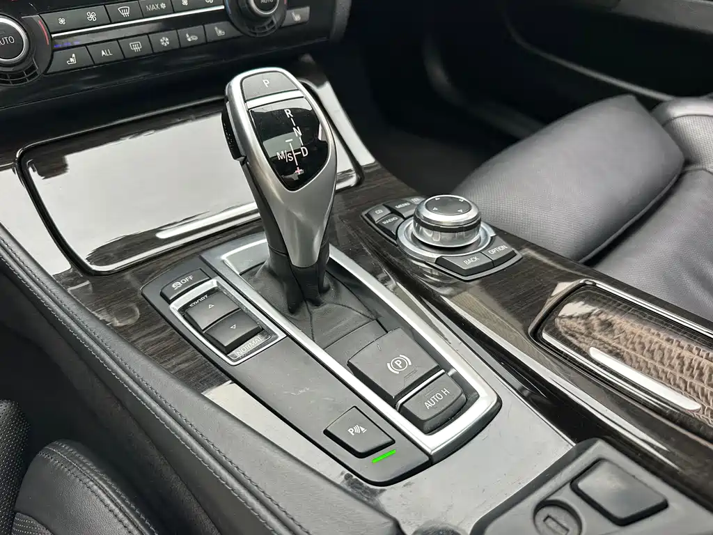 BMW 5 Series 2011 — фото 29