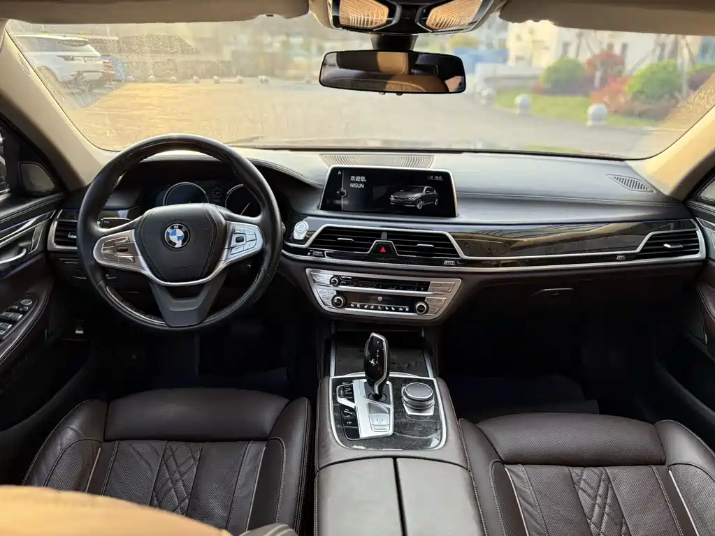 BMW 7 Series 2017 — фото 13