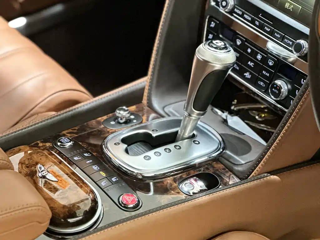 Bentley Flying Spur 2015 — фото 11
