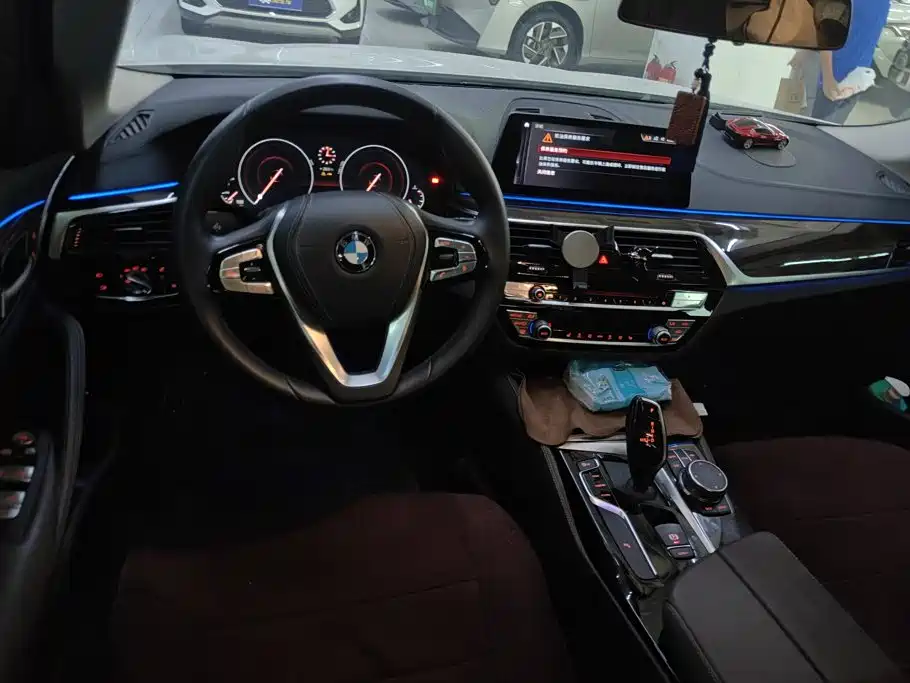 BMW 5 Series 2018 — фото 12