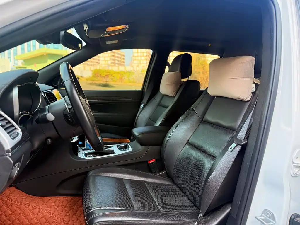 Jeep Grand Cherokee 2023 — фото 13