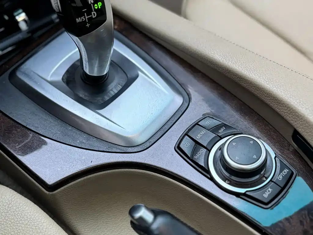 BMW 5 Series 2010 — фото 18