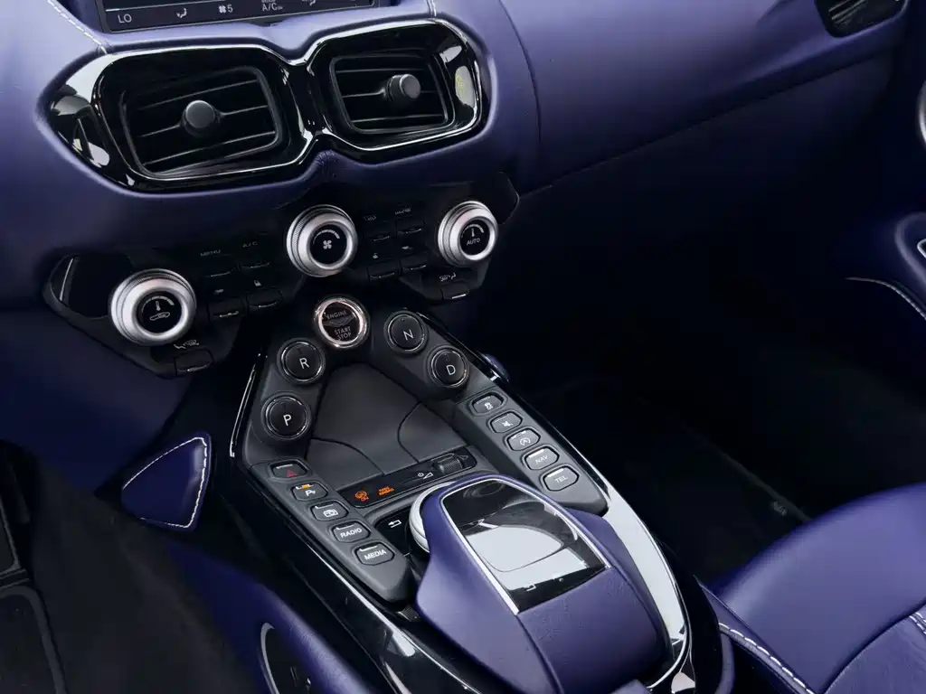Aston Martin V8 Vantage 2020 — фото 16