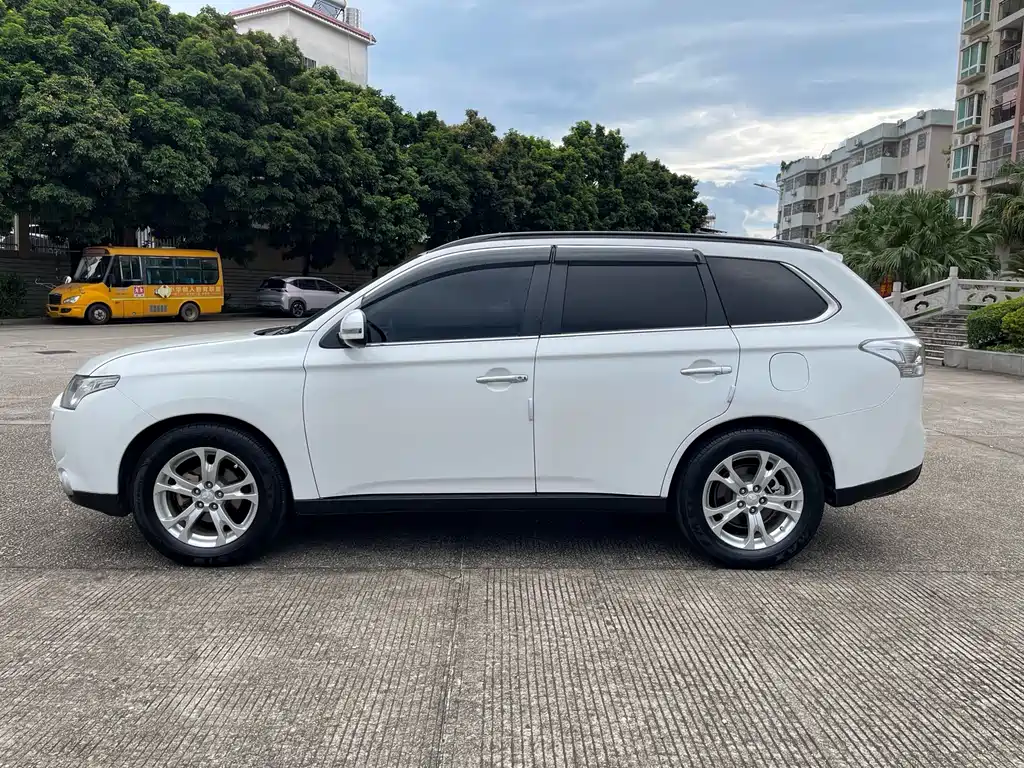 Mitsubishi Outlander 2014 — фото 4