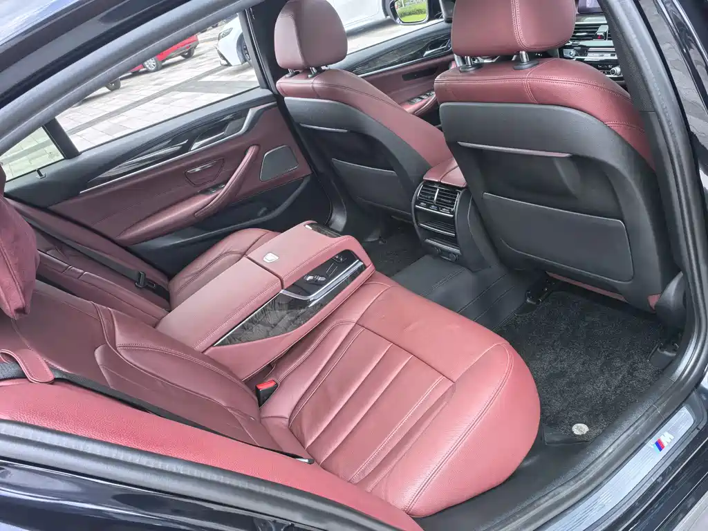 BMW 5 Series 2019 — фото 15