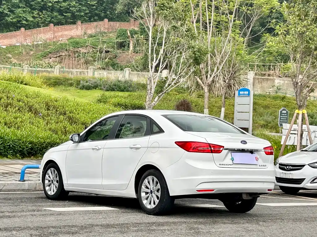 Ford Escort 2016 — фото 12