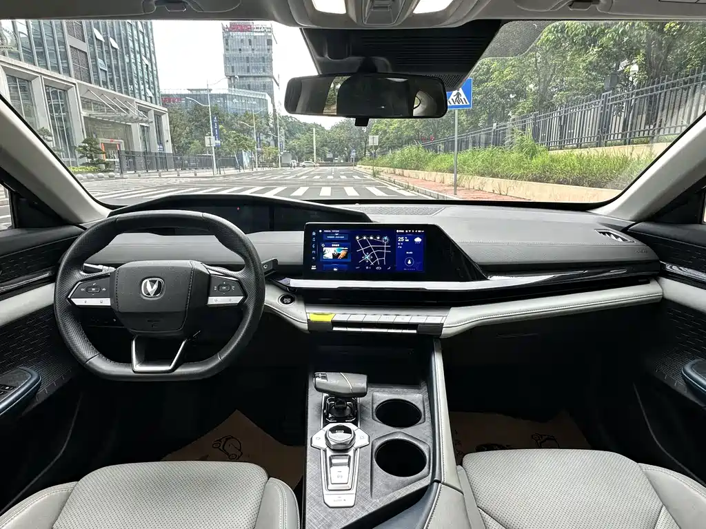 Changan UNI-V Smart Electric Idd 2023 — фото 11