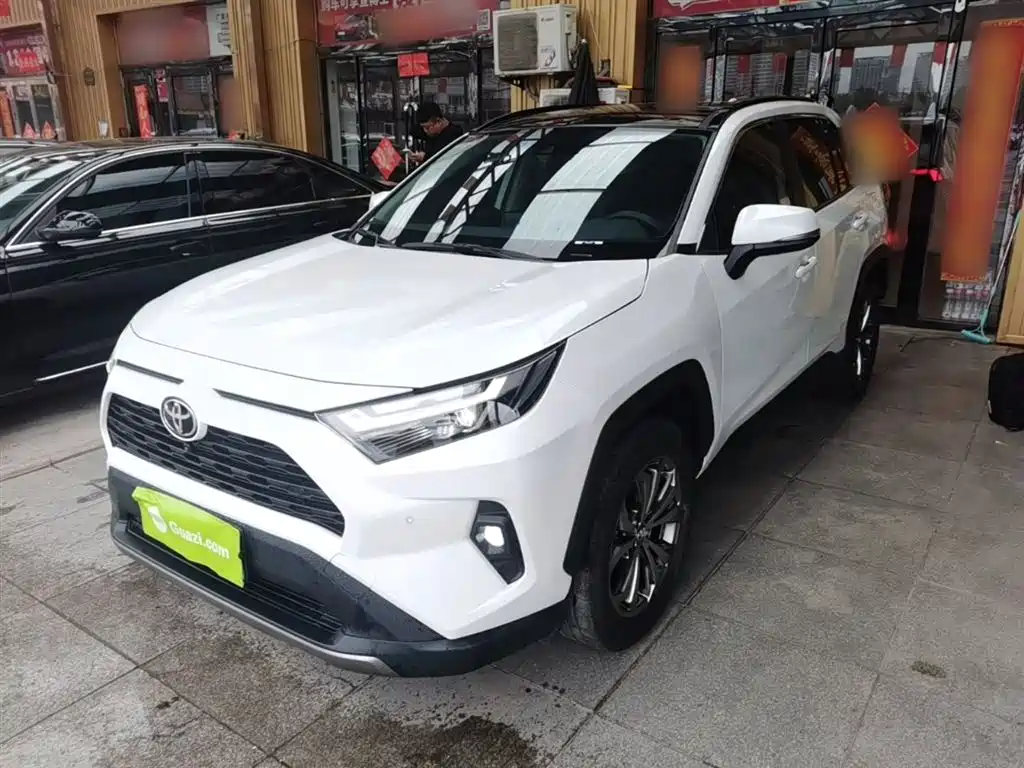 Toyota RAV4 2024 — фото 1