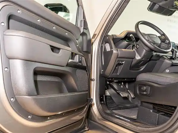 Land Rover Defender 2025