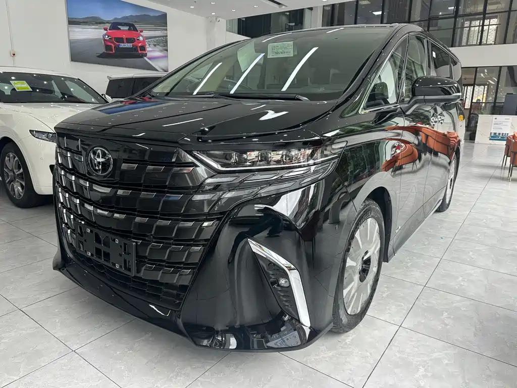 Toyota Alphard — фото 1
