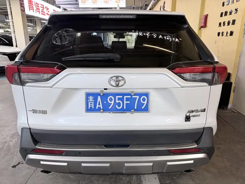 Toyota RAV4 2022 — фото 19