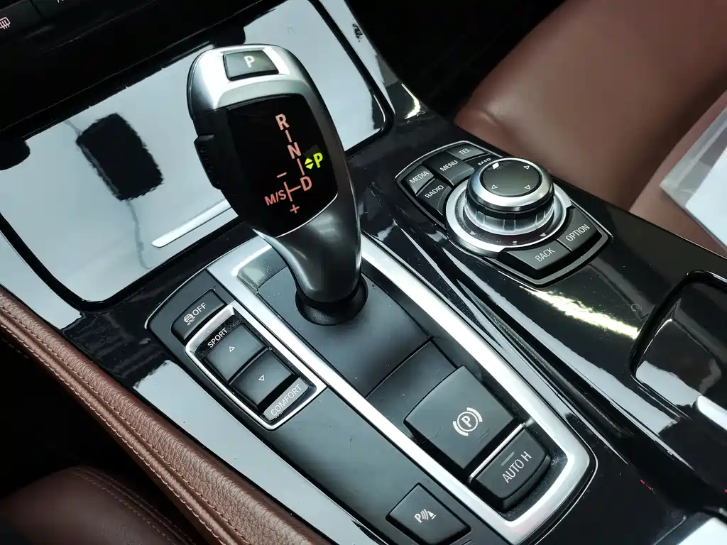 BMW 5 Series 2015 — фото 20