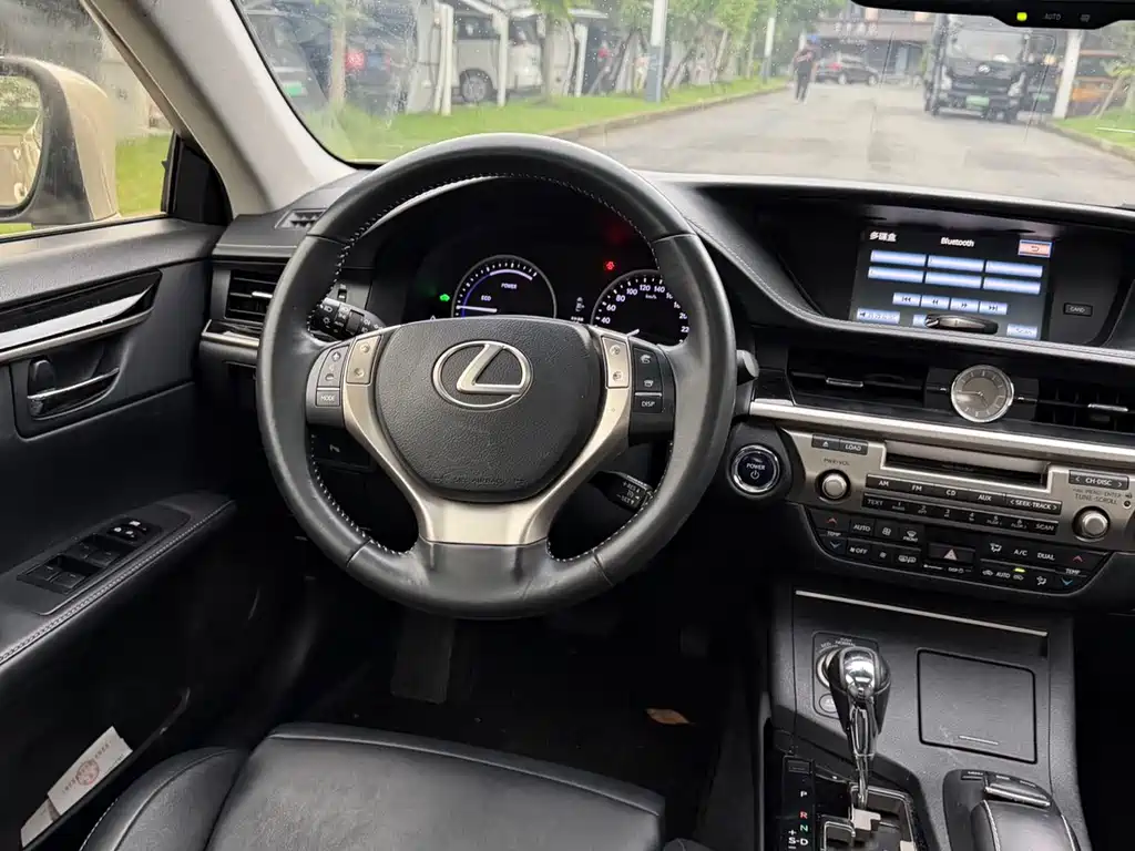 Lexus ES 2015 — фото 11