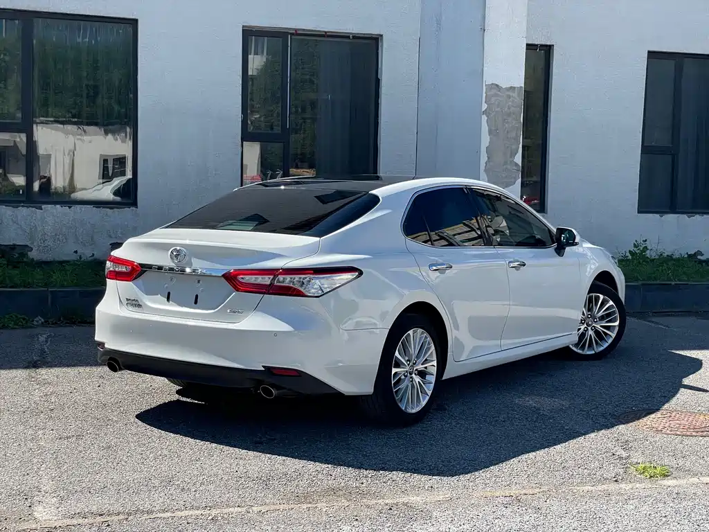 Toyota Camry 2018 — фото 6