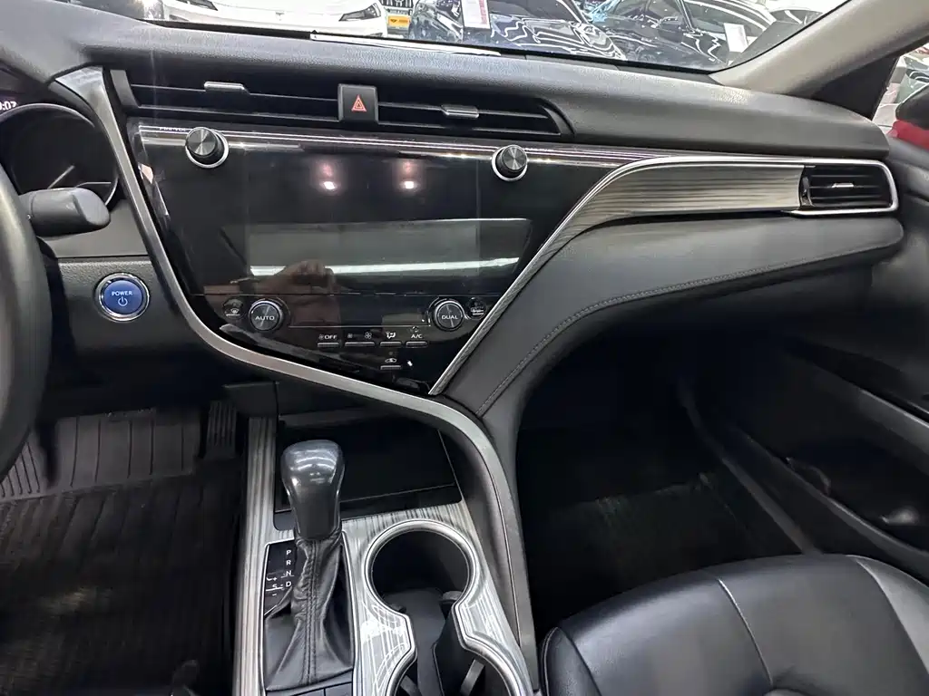 Toyota Camry 2020 — фото 8