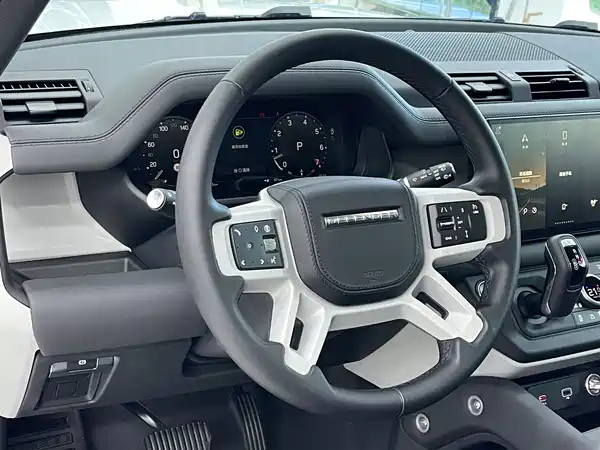 Land Rover Defender 2024