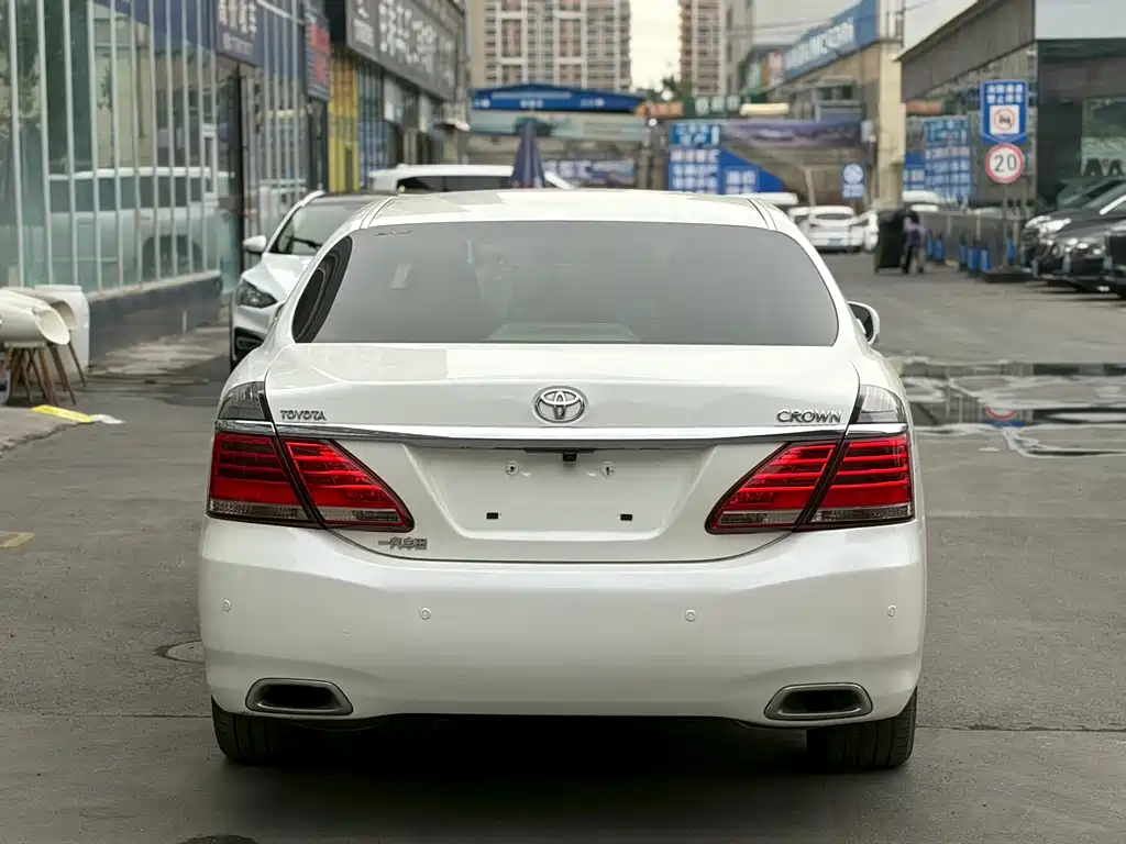Toyota Crown 2015 — фото 8